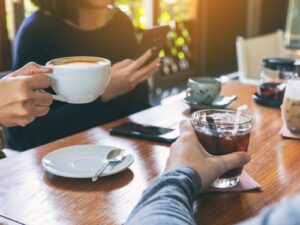 お茶をして楽しむ人々
