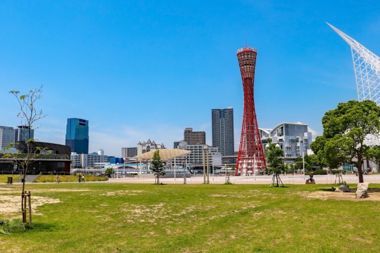 メリケンパークから眺める神戸ポートタワー